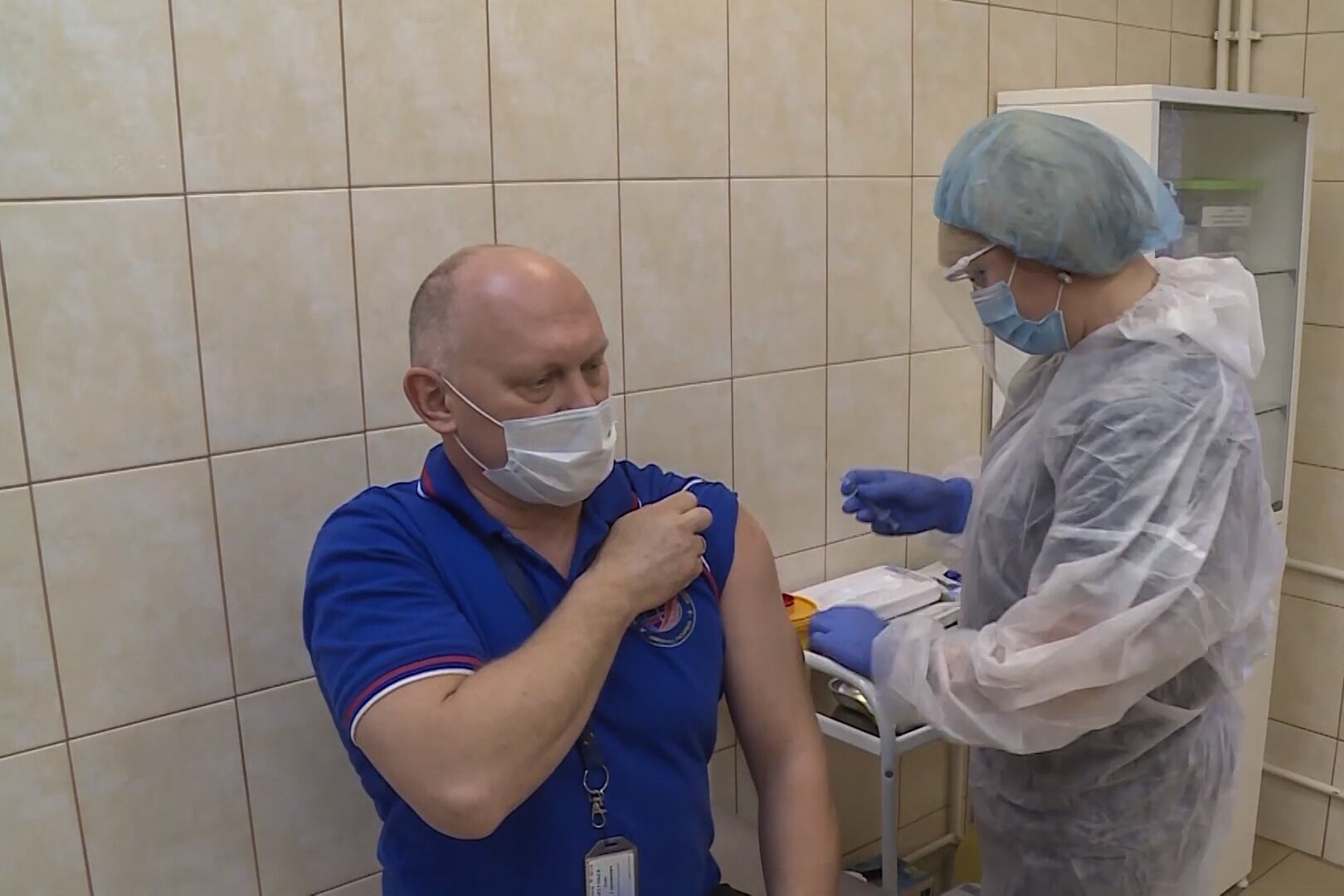 El cosmonauta Oleg Artémiev recibiendo la Sputnik V.