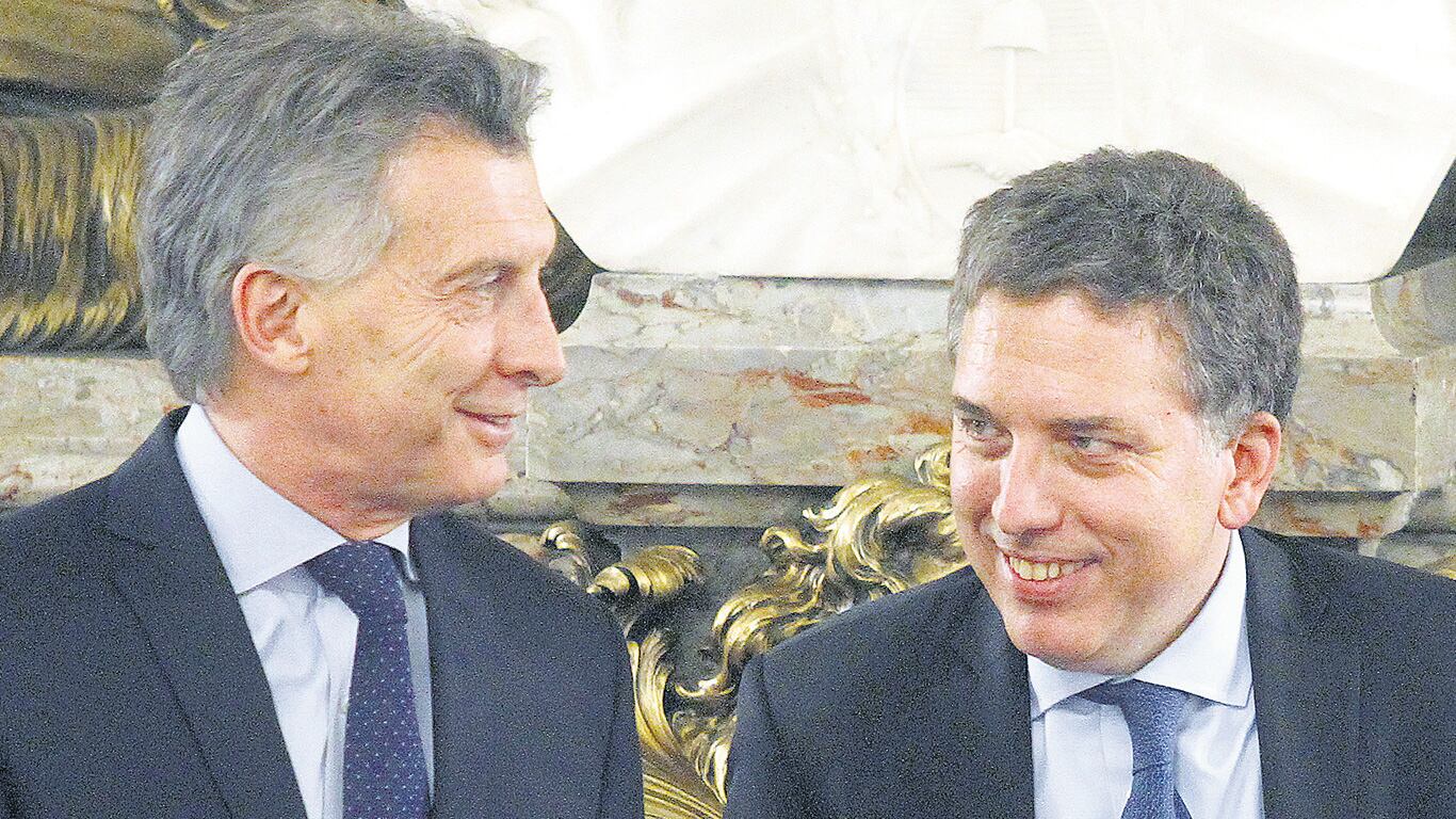 El presidente Mauricio Macri con el ministro de Hacienda y Finanzas, Nicolás Dujovne.