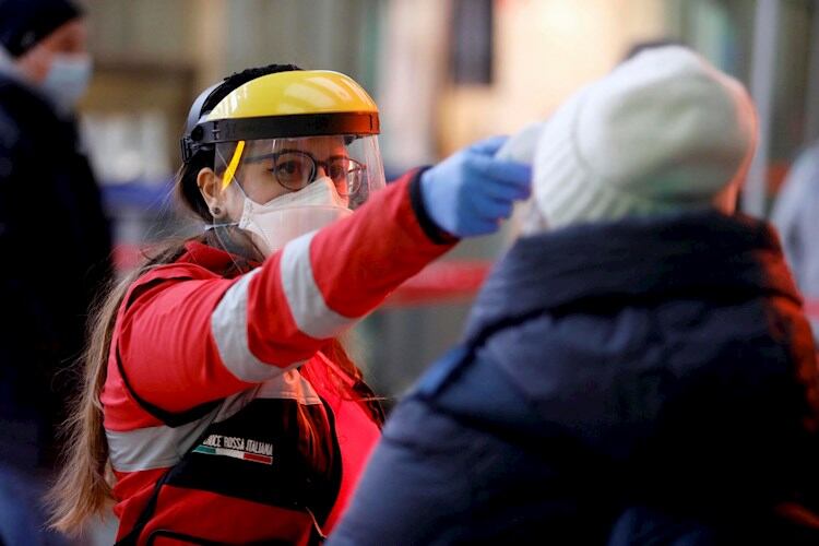 Chequeo de temperatura en Milán, uno de los epicentros del Covid-19. 