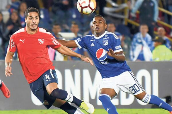 Figal, de buen partido anoche en Bogotá, intenta frenar al delantero colombiano.