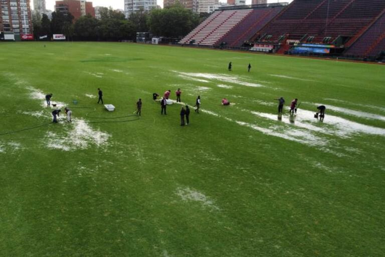 El campo de juego quedó muy mojado