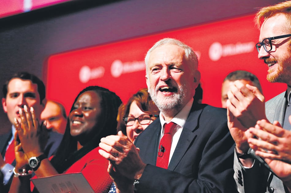 “Nosotros hoy somos el consenso”, dijo Jeremy Corbyn a una audiencia que explotaba en aplausos permanentes.