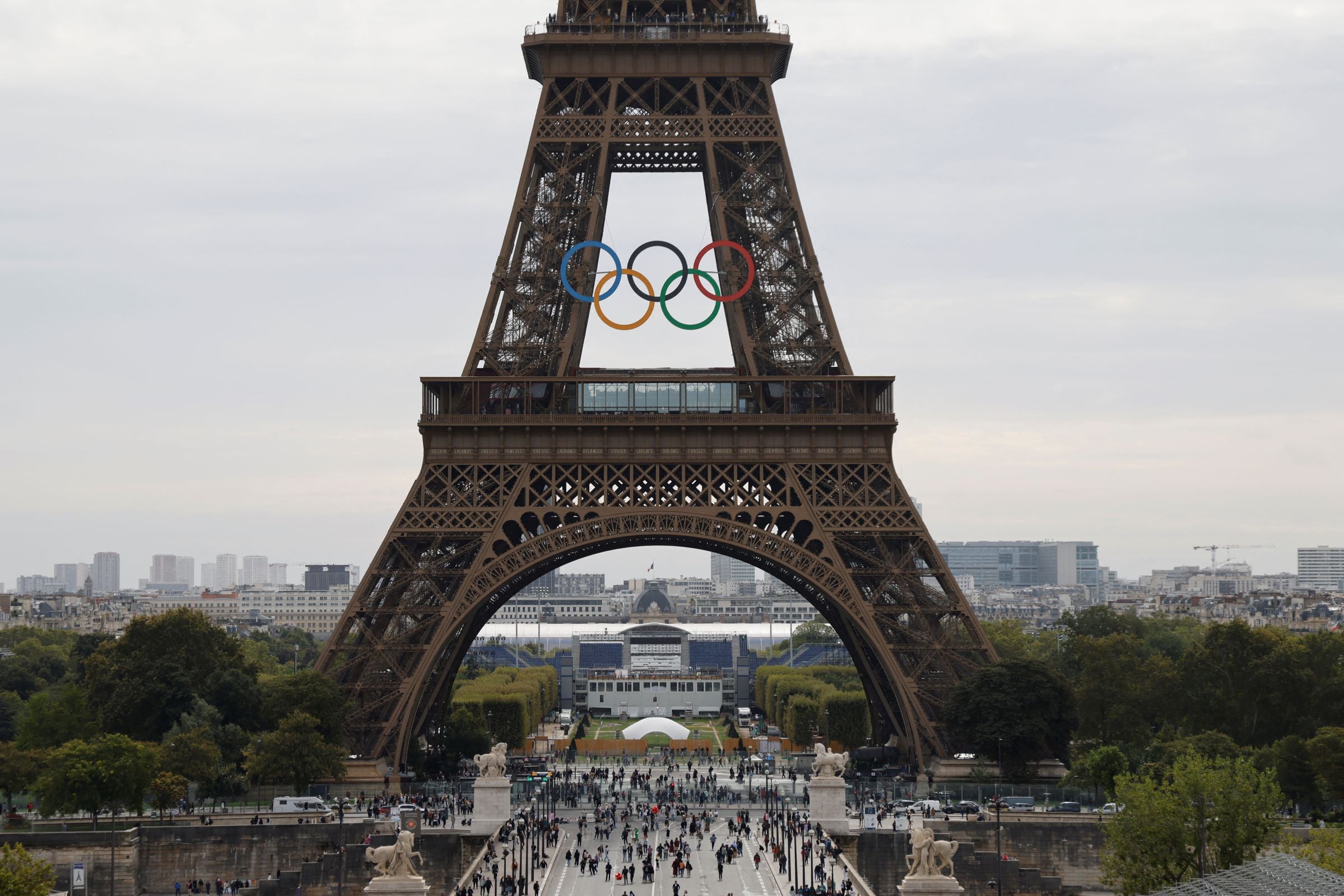 La imponente Torre Eiffel y el puente de Iena, repleto de turistas