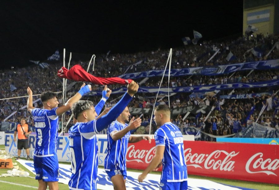 El Tomba ya ganó y festeja con su gente la punta en solitario