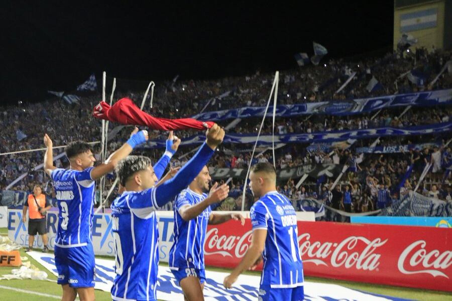 El Tomba ya ganó y festeja con su gente la punta en solitario