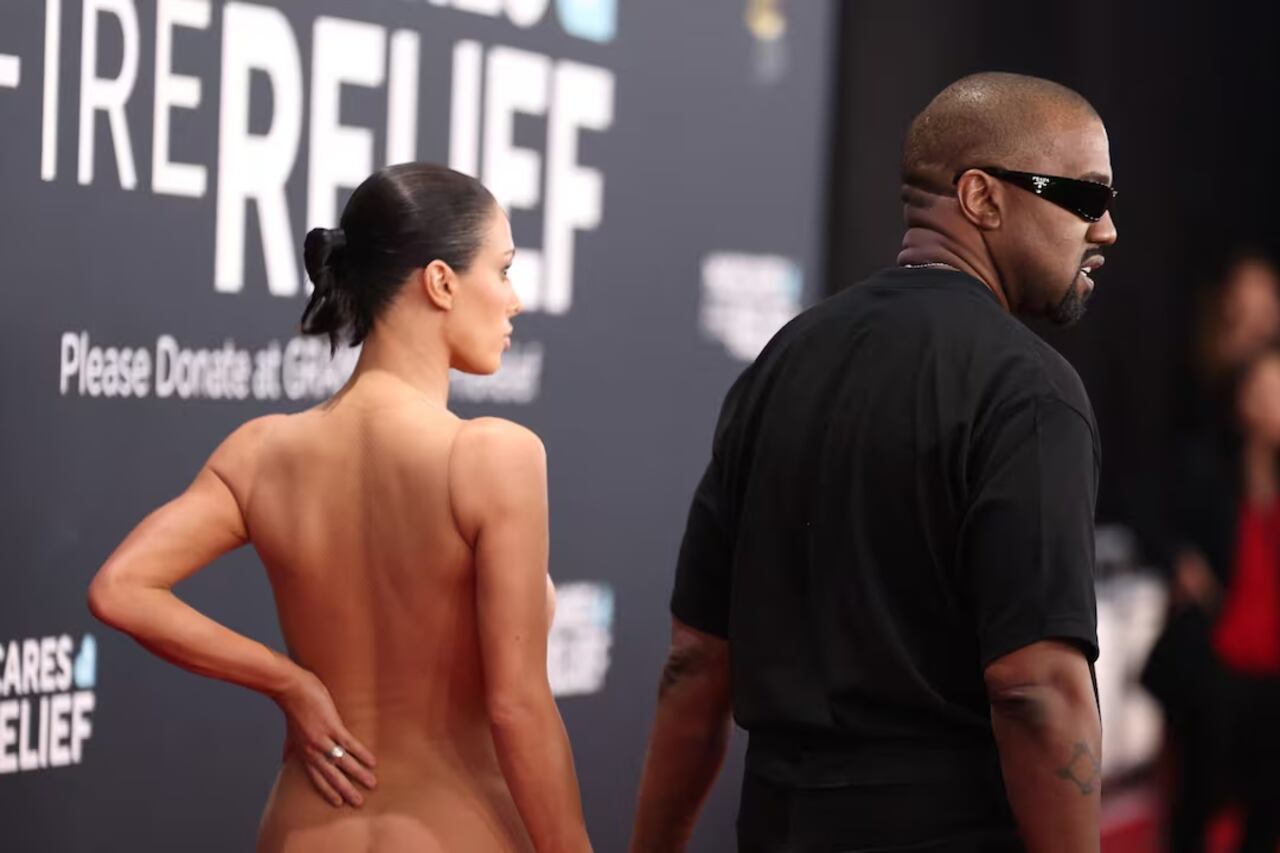 El rapero Ye y Bianca Censori llegan a la alfombra roja de los Grammys
