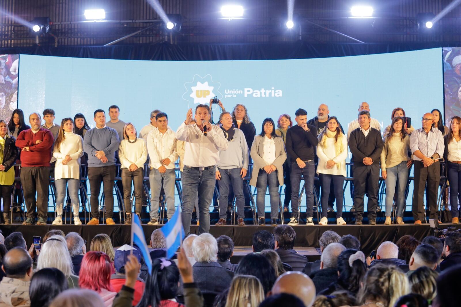 Damián Contreras y referentes del Frente Rennovador durante su lanzamiento.