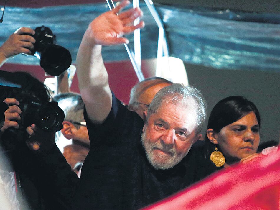 Lula saluda a la multitud en San Pablo durante el paro general del 15 de marzo.