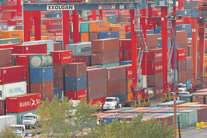 Los contenedores se multiplican en el puerto de Buenos Aires y ponen en jaque a la industria local.