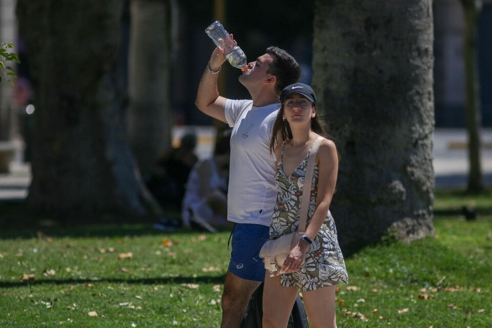 Las altas temperaturas afectan a la ciudad de Buenos Aires y a otras ocho provincias del país. (Imagen: NA)