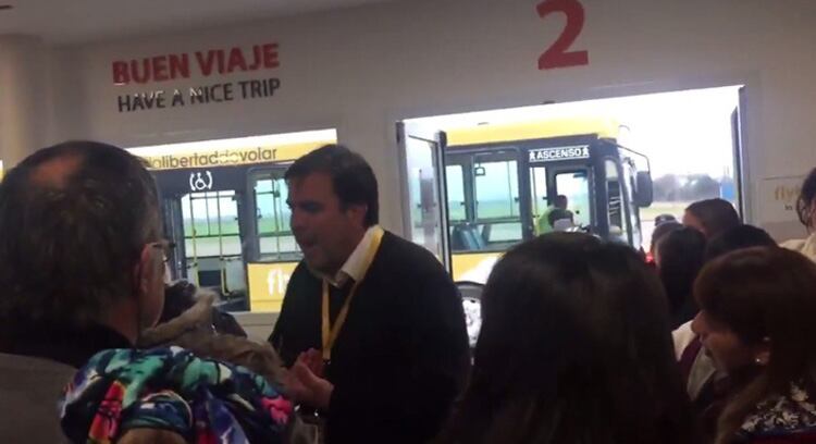 Una escena de protesta en El Palomar por el mal servicio de Flybondi.