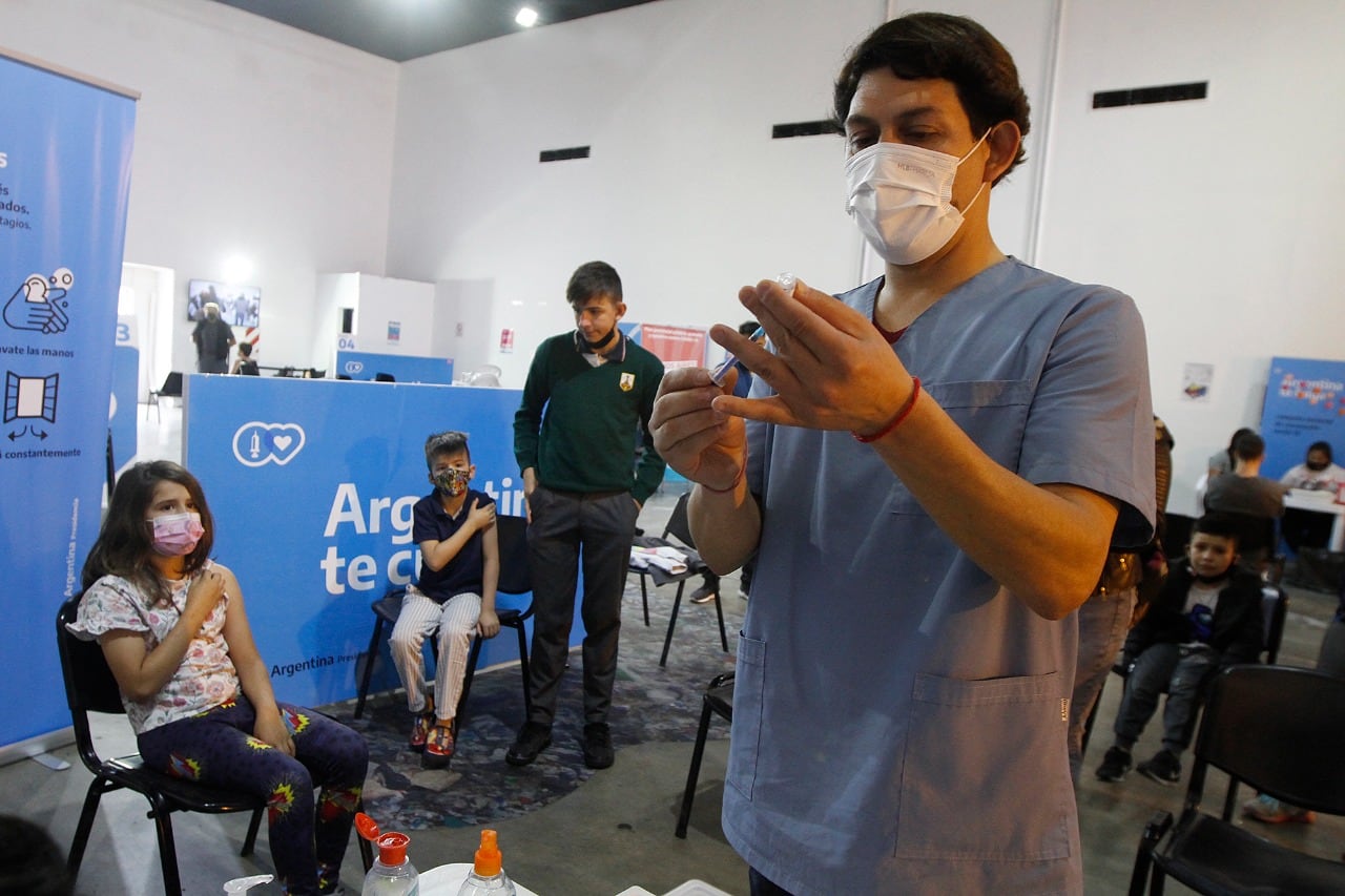 La Sociedad Argentina de Pediatría remarcó que la vacuna Sinopharm previene casos graves de covid.
