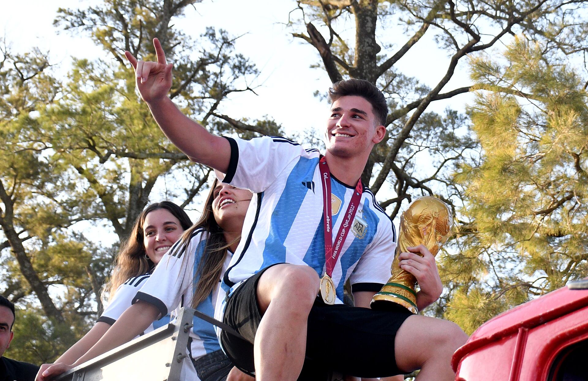 Julián Álvarez hace con la mano izquierda su clásico gesto del Hombre Araña, mientras es homenajeado en Calchín. 