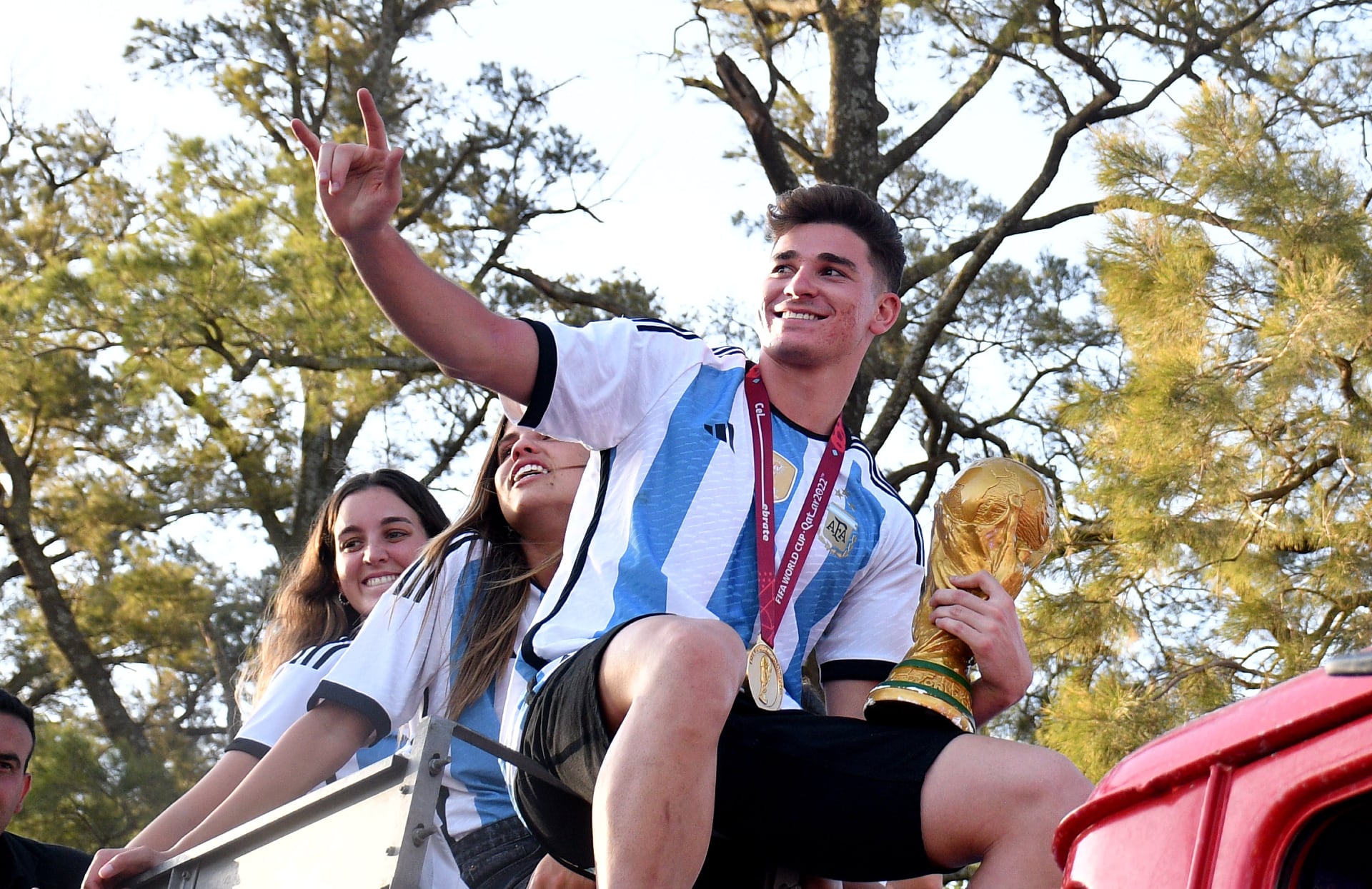 Julián Álvarez hace con la mano izquierda su clásico gesto del Hombre Araña, mientras es homenajeado en Calchín.