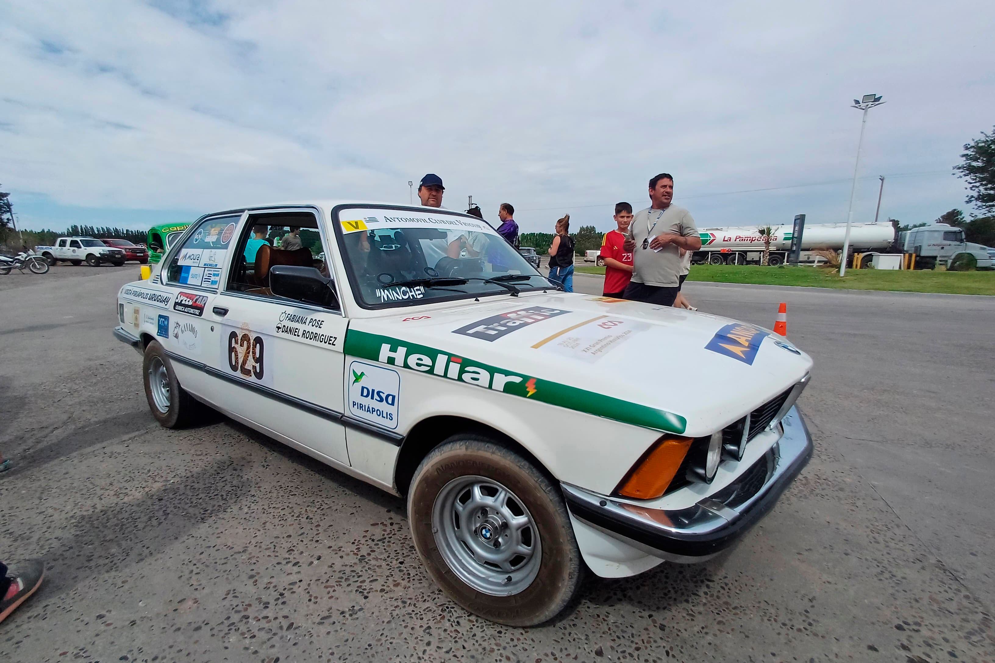 El BMW 320 de los uruguayos Ernesto Rodríguez y Fabiana Pose