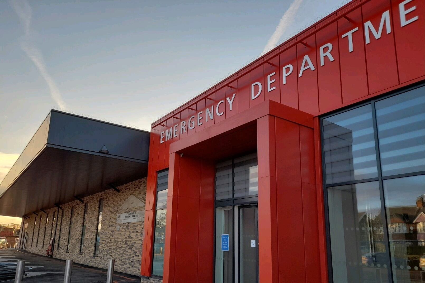 Una mujer de 77 años murió en medio de una cirugía cardíaca después de que se cortara la luz en el hospital