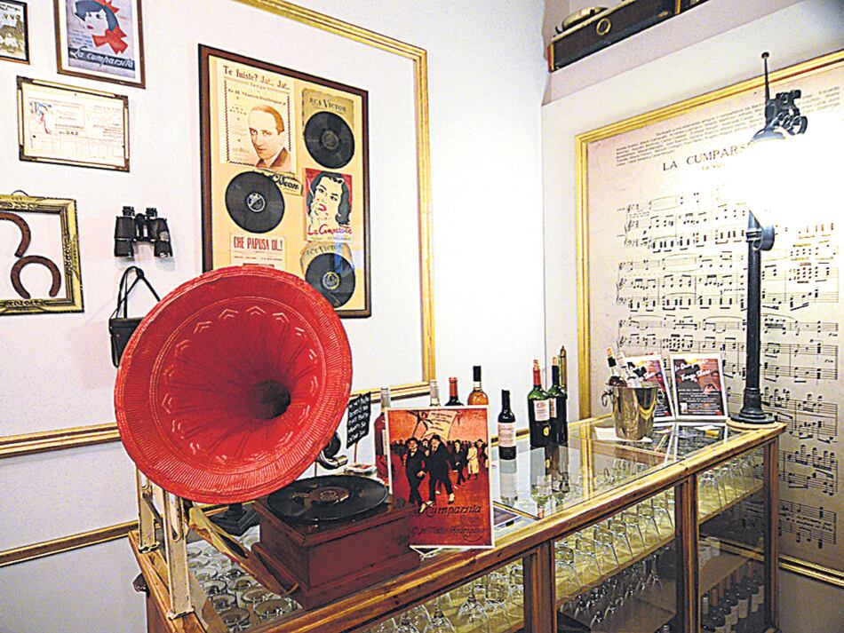 Partituras, un fonógrafo, fotos y discos en el museo dedicado a la célebre Cumparsita.