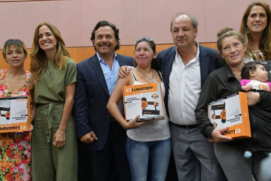 En la entrega de insumos a mujeres para el desarrollo de emprendimientos.
