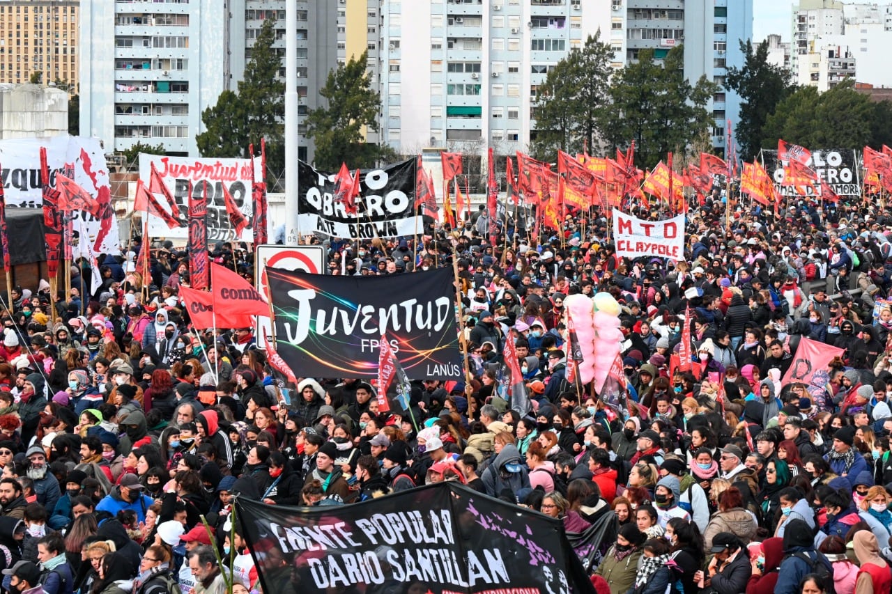 Las familias de Darío Santillán y Maximiliano Kosteki fueron rodeadas de militantes.