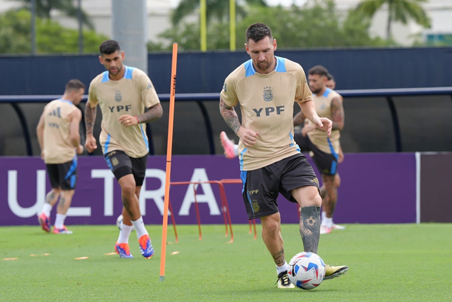 Messi volvió a tener contacto con la pelota e ilusiona con su presencia ante Ecuador.