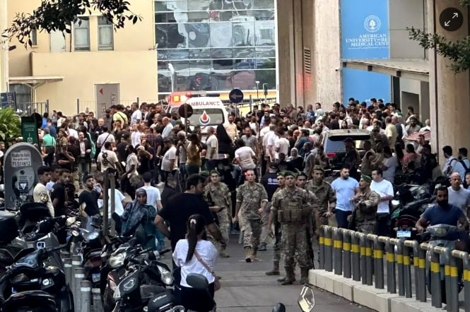Soldados y familiares a la entrada de un hospital en Beirut este martes.