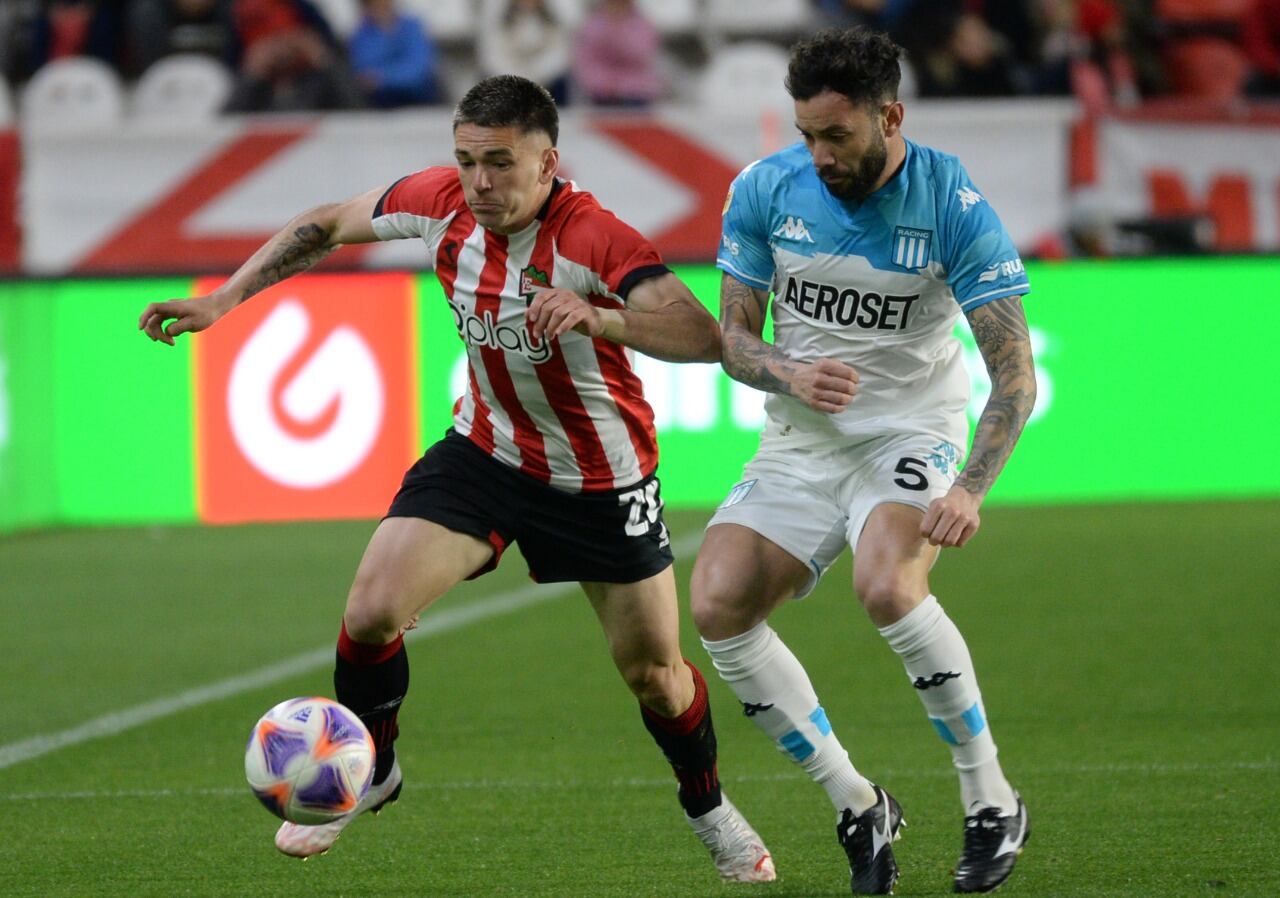 Godoy y Mena se disputan la pelota