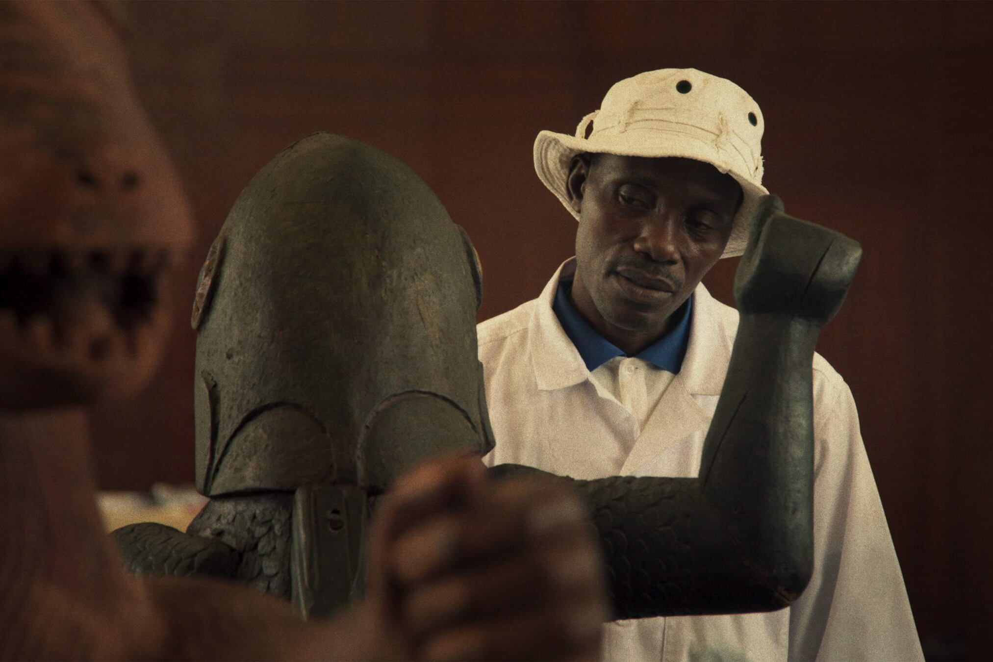 Lejos de mostrarse segura, "Dahomey" elige construir un discurso a partir de la duda