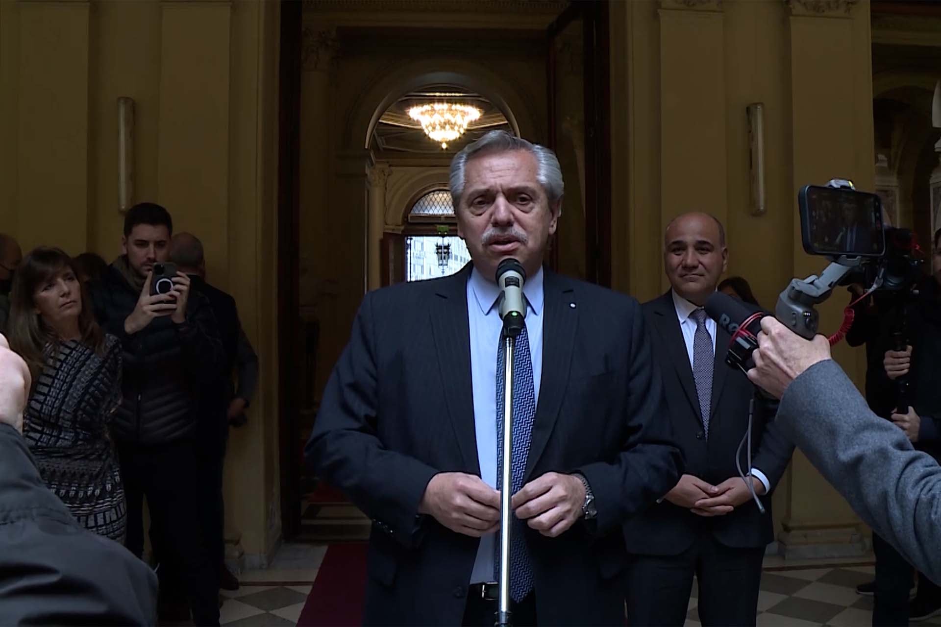El presidente al momento de saludar a los periodistas presentes en Casa Rosada; luego el brindis.