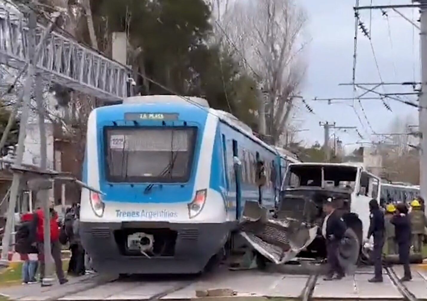 El camión ingresó a la zona de vías esquivando a los autos  que se encontraban detenidos en el cruce con las barreras bajas