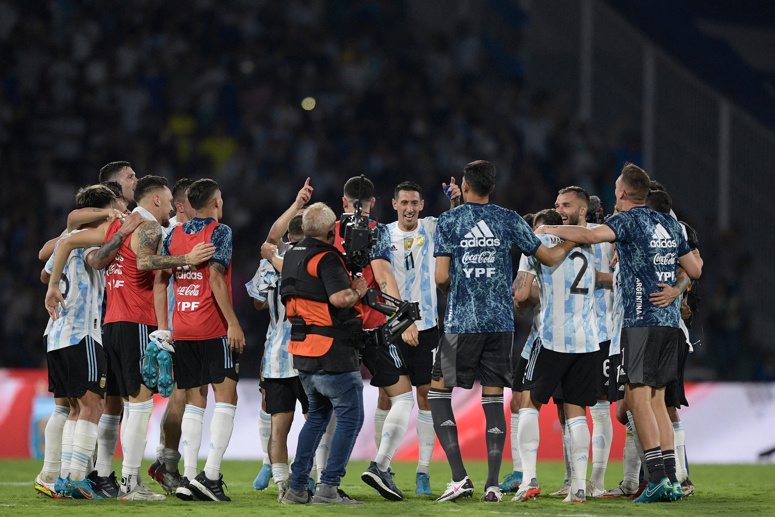 Festejo grupal en el Kempes tras una sólida actuación que prolongó el invicto a 29 partidos