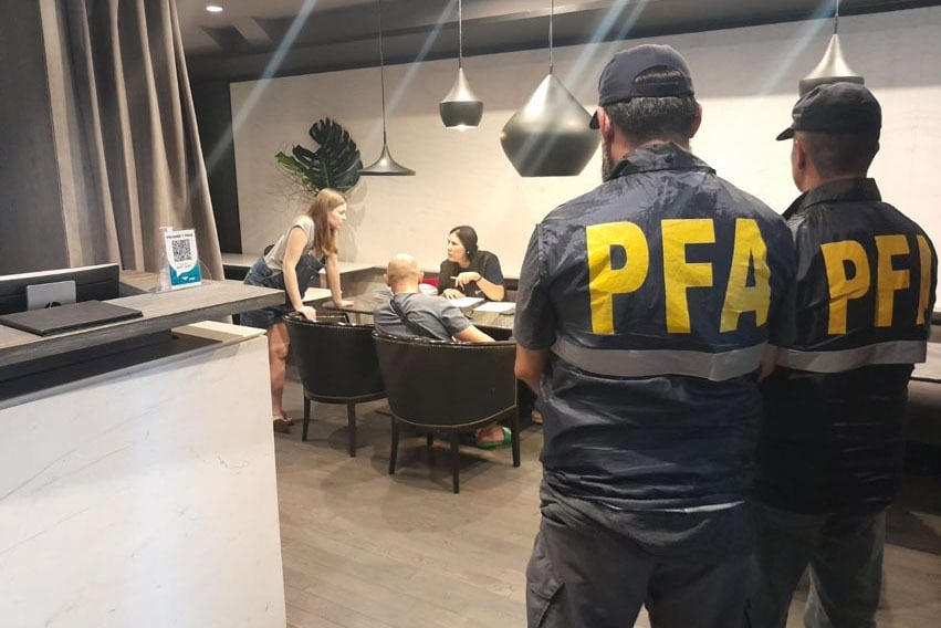 El sábado fue allanada una oficina en Puerto Madero vinculada a la organización que trae a a las chicas.