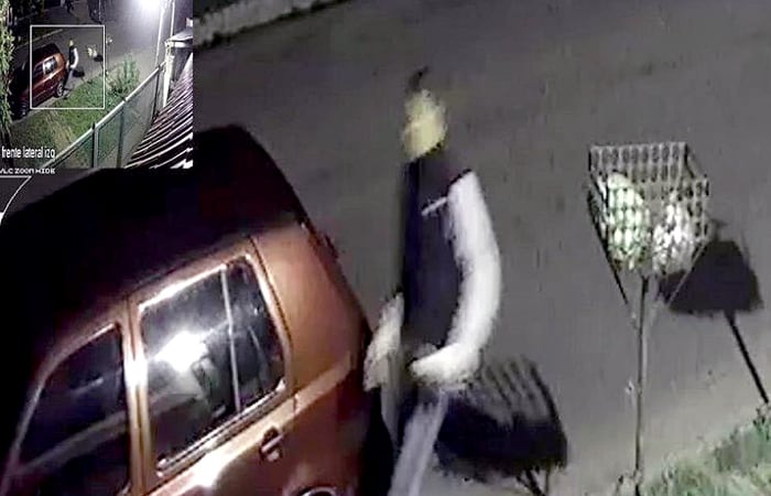 El momento en que uno de los asaltantes se acerca y balea a Abril.