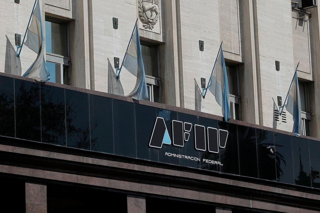 La fachada del edificio de la Administración Federal de Ingresos Públicos frente a Plaza de Mayo.