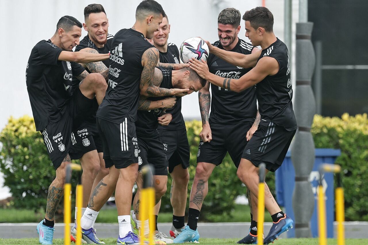 El equipo de Scaloni, distendido en la práctica.