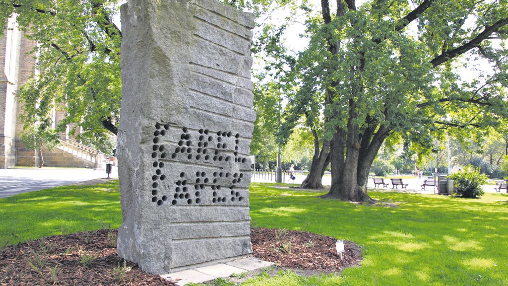 Monumento a Karel Capek, el inventor de la palabra robot, a partir de un vocablo checo.