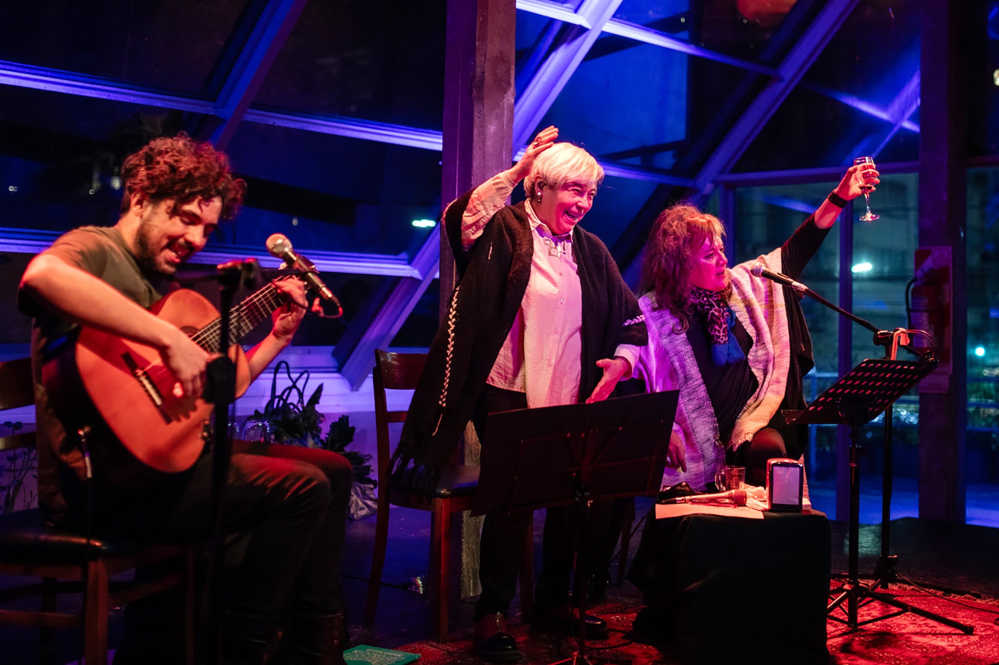 La vida las hizo amigas y las rodeó de poesías, cansiones y relatos.