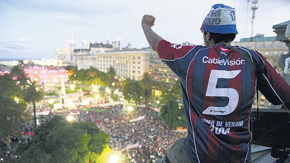 En marzo de 2012, cien mil hinchas de San Lorenzo reclamaron en Plaza de Mayo la Ley de Restitución Histórica.