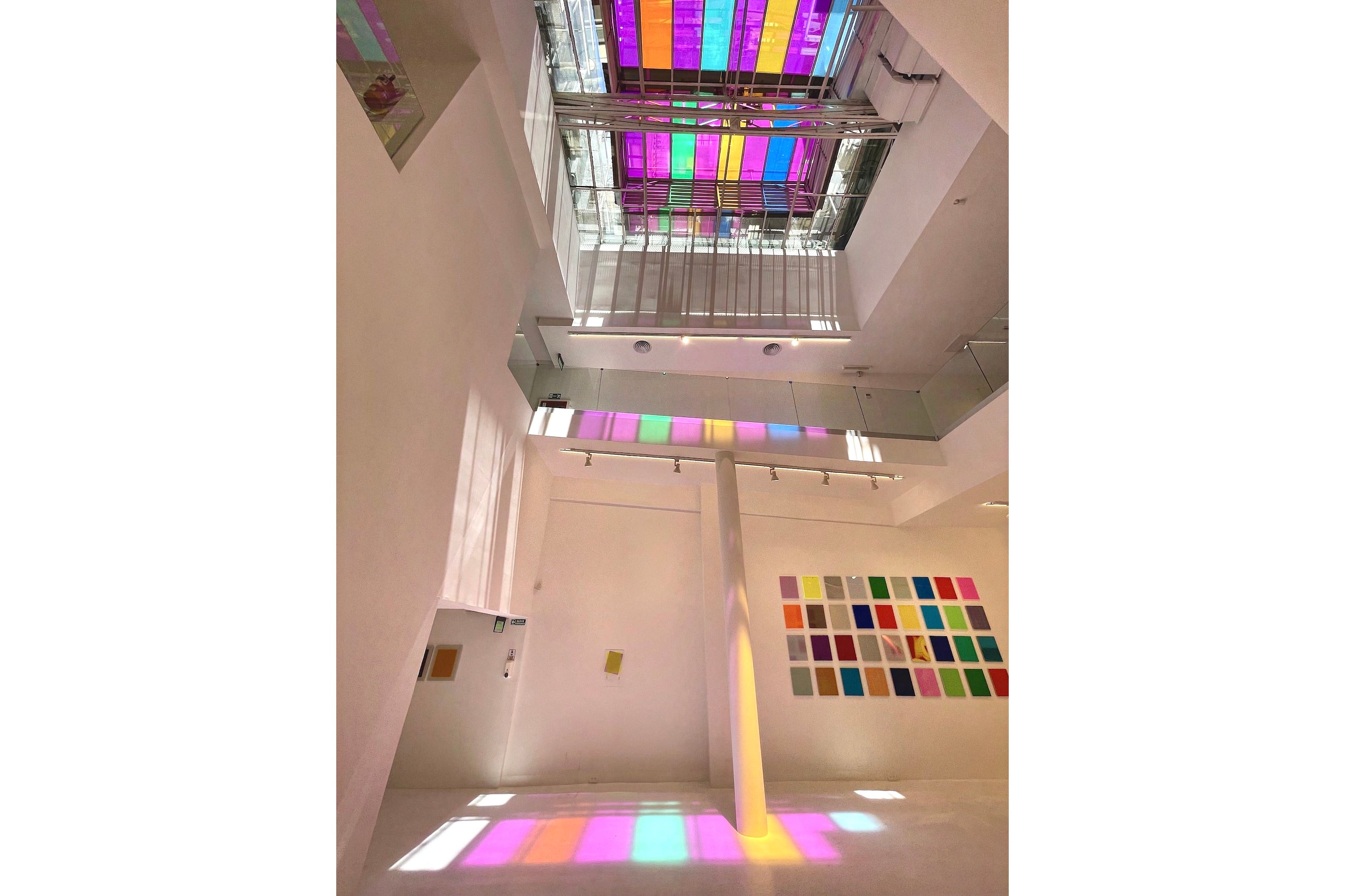 Vista parcial de la muestra de Carola Zech. Abajo: Intervención de la fachada del Marco por C. Zech.