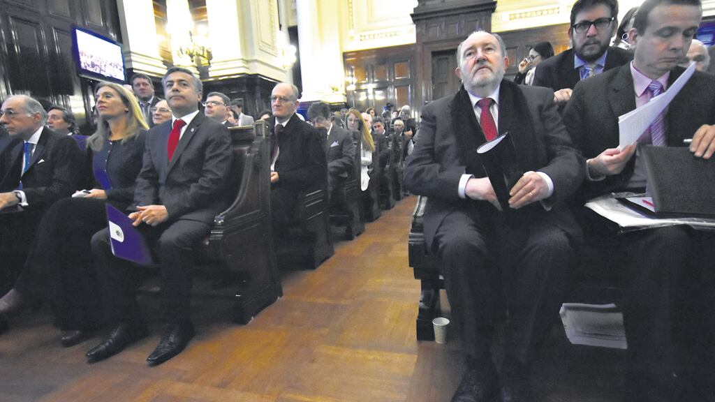 Los gobernadores Alfredo Cornejo y Carlos Verna en la audiencia.