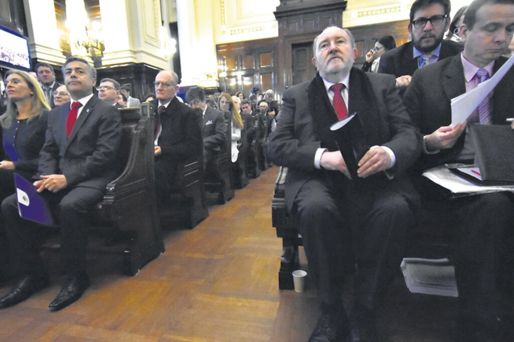 Los gobernadores Alfredo Cornejo y Carlos Verna en la audiencia.