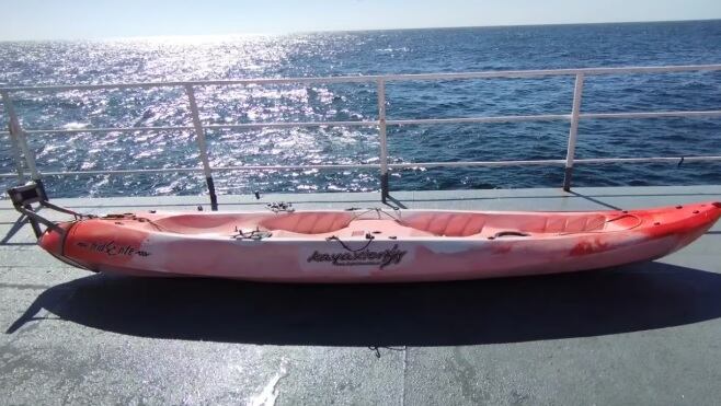 El kayak hallado por personal de Prefectura Naval Argentina.