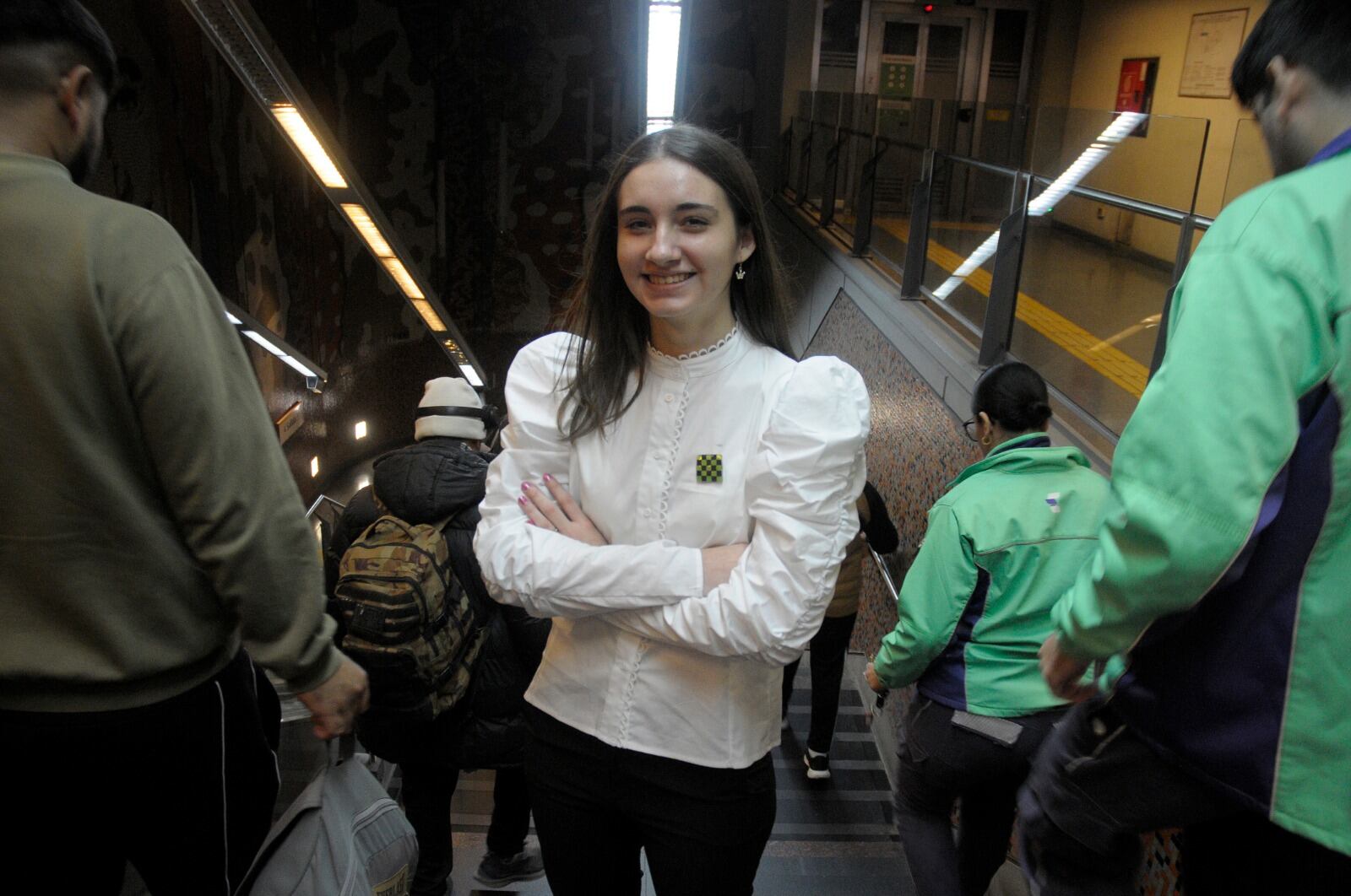 Candela Francisco rodeada de gente en el subterráneo