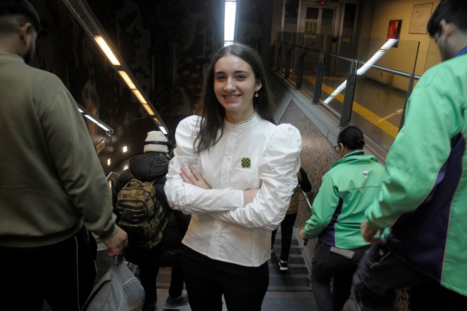 Candela Francisco rodeada de gente en el subterráneo