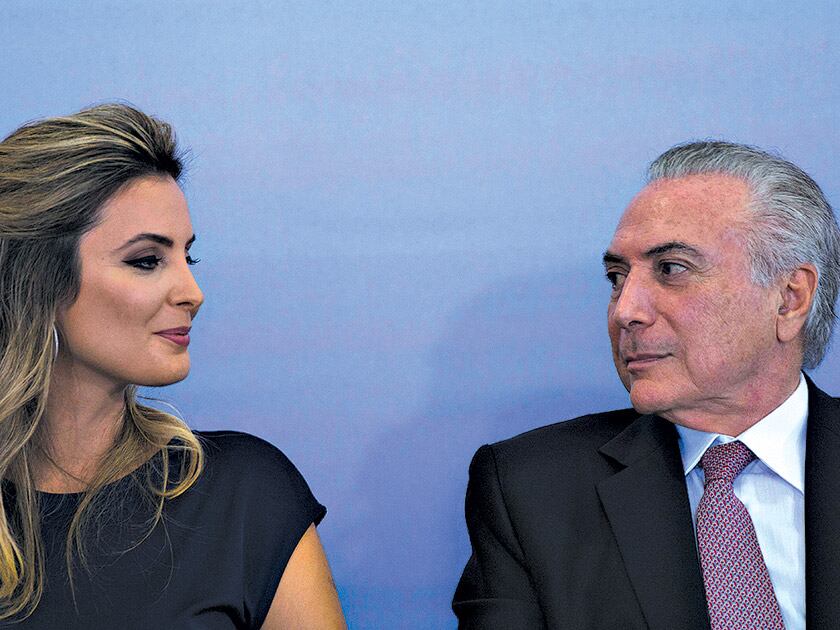Michel Temer le dedicó algunas miradas estudiadas a su esposa, Marcela Tedeschi.