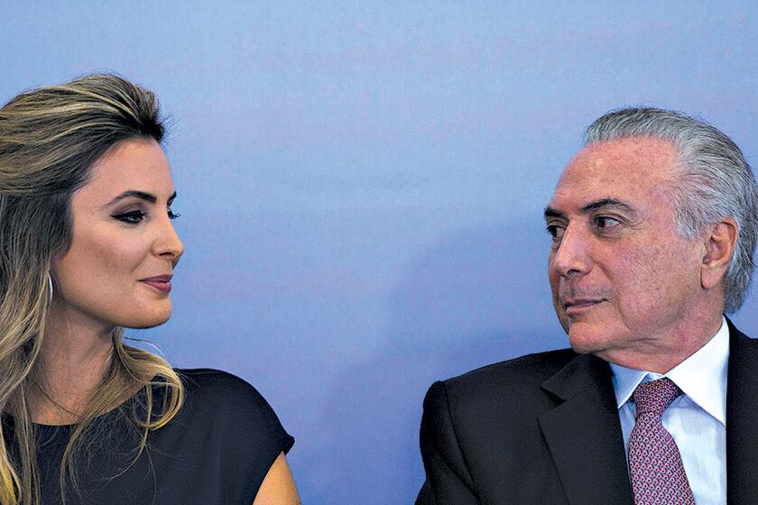 Michel Temer le dedicó algunas miradas estudiadas a su esposa, Marcela Tedeschi.