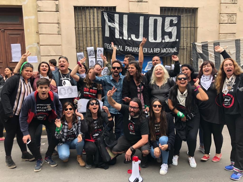 Sabrina, su hermano Sebastian y militantes de Hijos festejan la sentencia.