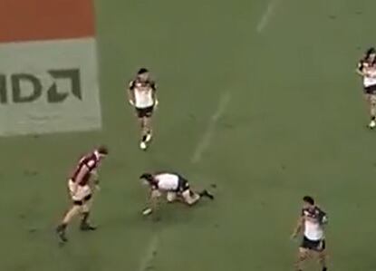 Toole en el piso, tras el impacto con Blyth, que lo mira.