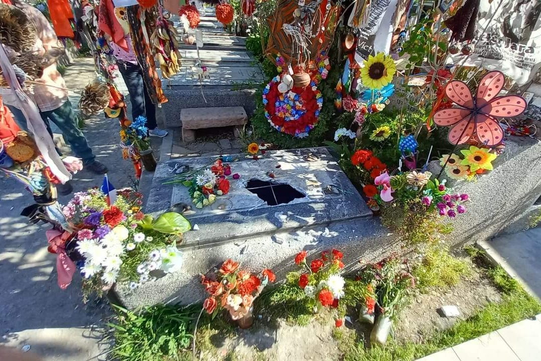 Un agujero en la plataforma de la tumba de Víctor Jara en Santiago