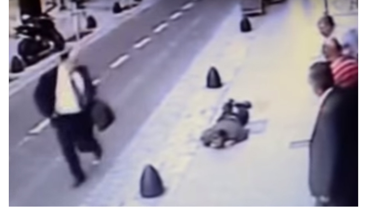 El abogado Silvio Martinero pasa junto a su víctima y sigue corriendo.