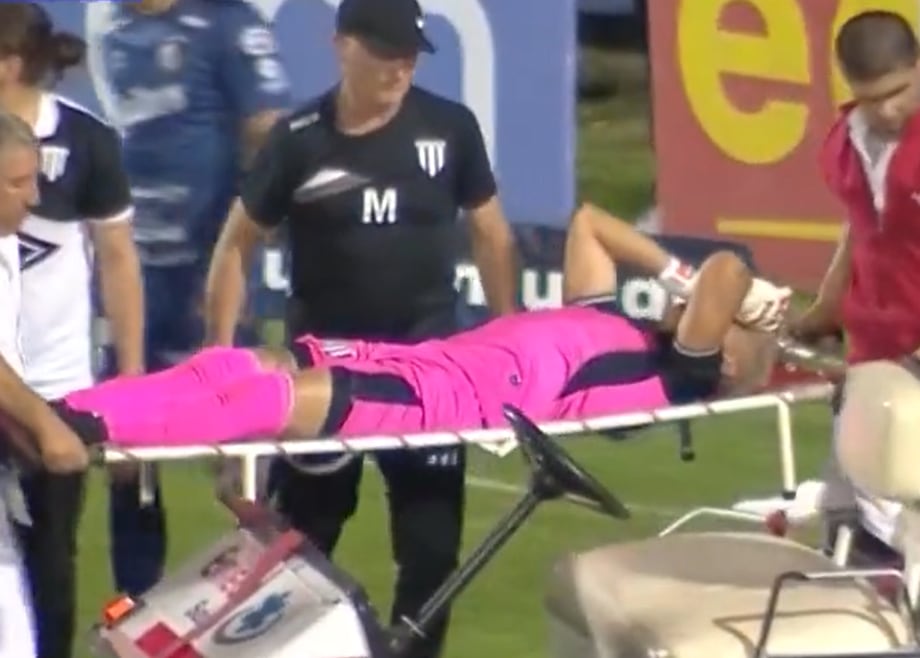 El video del piedrazo al arquero Brian Olivera, de Gimnasia de Mendoza (Foto: captura de TV).